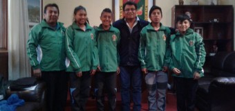 ENTREGAN INPLEMENTOS DEPORTIVOS A ALUMNOS ATLETAS DE LA I.E.JOSÉ CARLOS MARIATEGUI DE TORATA