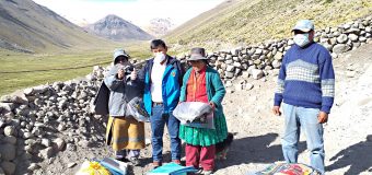 ALCALDE DE TORATA LLEGA A POBLADOS DE ASANA Y ARONDAYA CON KITS DE ALIMENTOS Y AYUDA HUMANITARIA POR LA EMERGENCIA DEL COVID-19